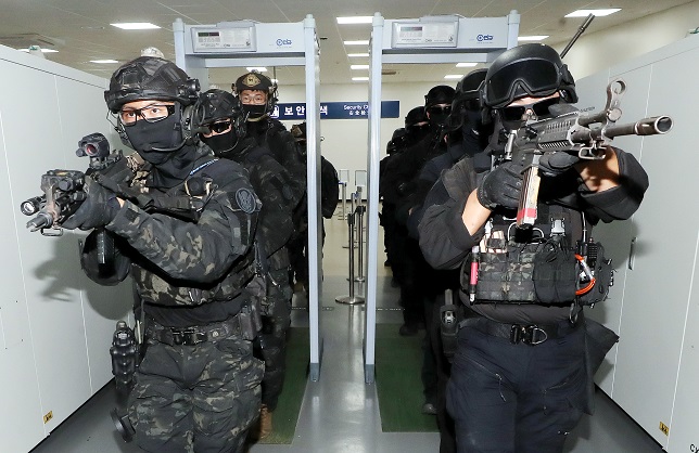 Soldiers take part in an anti-terror drill at a cruise terminal in the port city of Incheon, west of Seoul, on Aug. 22, 2022. (Yonhap)