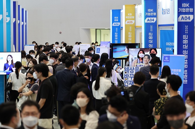 Jobseekers look to take part in on-site interviews to land jobs in the financial sector at a job fair in Seoul on Aug. 24, 2022. (Yonhap)