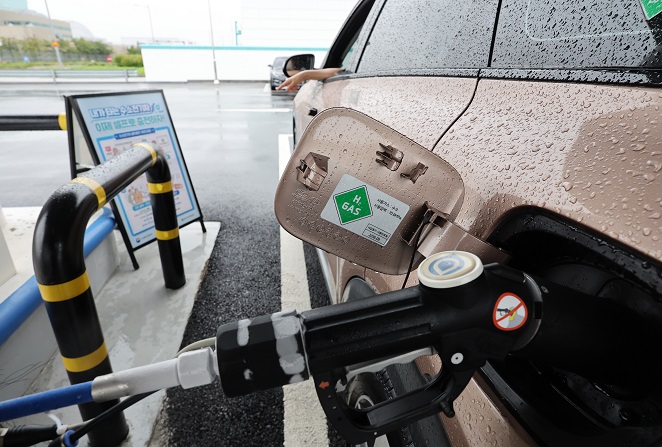 The country's first self-hydrogen charging station opens at Incheon International Airport, west of Seoul, on Aug. 30, 2022. (Yonhap)