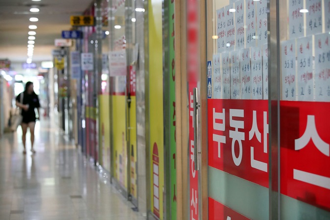 This photo taken on June 2, 2019, shows real estate agents' offices in eastern Seoul. (Yonhap)