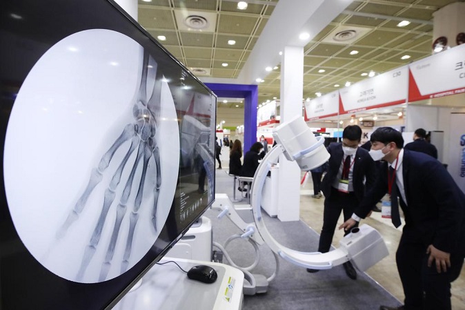 Visitors test the latest medical equipment at the Medical Korea & K-Hospital Fair held at COEX in southern Seoul on Oct. 21, 2020. (Yonhap)