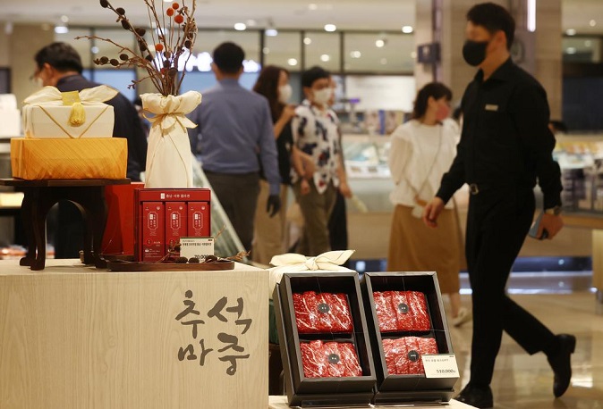 Various food and other items are displayed at a department store in Seoul on Aug. 19, 2022, ahead of Chuseok. (Yonhap)