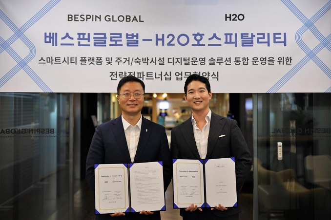 This photo, provided by H2O Hospitality Ltd. on Sept. 21, 2022, shows CEO John Lee (R) and Kim Tae-ho, country director for Bespin Global Vietnam, at a memorandum of understanding signing ceremony held in Seoul.