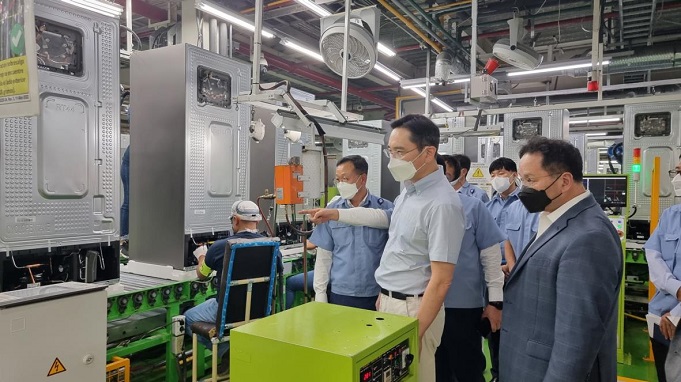 Samsung Electronics Vice Chairman Lee Jae-yong checks the refrigerator production line run by the tech giant in Santiago de Queretaro in central Mexico on Sept. 8, 2022 (local time), in this photo later provided by Samsung. 