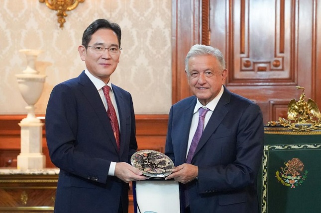 Samsung Electronics Vice Chairman Lee Jae-yong (L) poses for photo with Mexican President Andres Manuel Lopez Obrador during a courtesy call at the presidential palace in Mexico City on Sept. 8, 2022 (local time), in this photo provided by Samsung. 