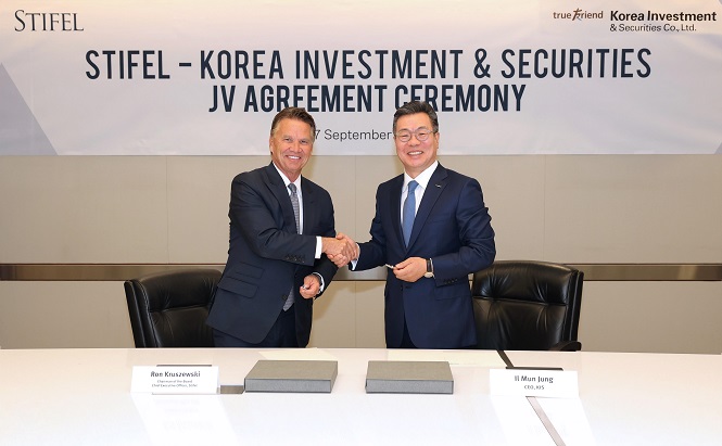 Korea Investment & Securities Co. chief Jung Il-moon and Stifel Financial Corp. head Ronald Kruszewski shake hands at the joint venture agreement ceremony on Sept. 27, 2022, in this photo provided by the South Korean firm.