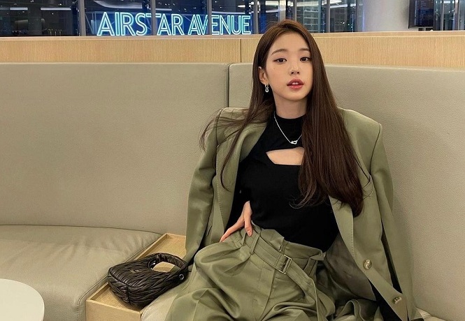 Jang Wonyoung, a member of K-pop girl group Ive, poses for the camera, before leaving for Paris on Sept. 24, 2022, in this photo captured from her Instagram account.  (Yonhap)
