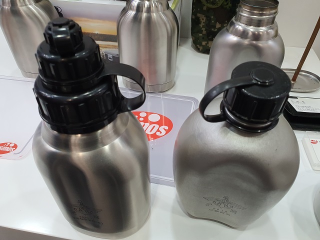 A newly-developed military water bottle (L). (Yonhap)