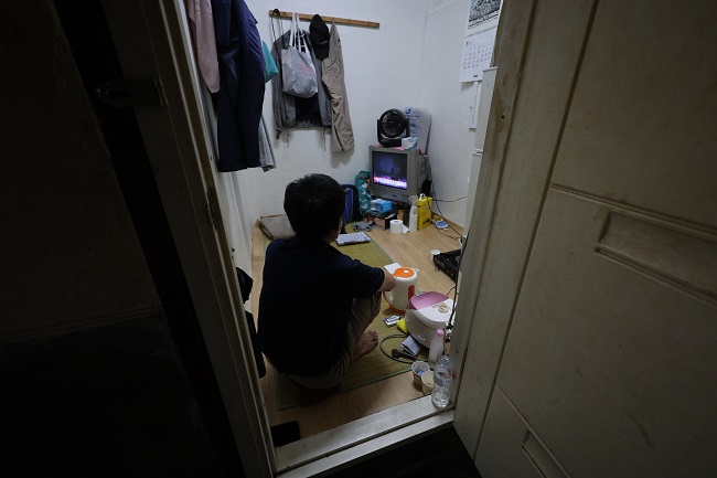 This file photo, taken Aug. 1, 2022, shows a low-income person living in an urban slum in Seoul. (Yonhap)