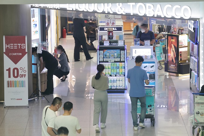 This undated file photo shows shoppers at a duty-free shop at Incheon International Airport, west of Seoul. (Yonhap)
