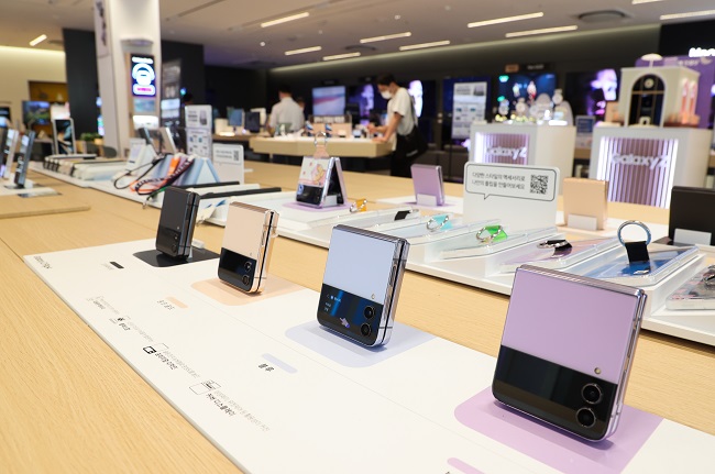 Various units of Samsung Electronics' Galaxy Z Flip 4 foldable smartphone are on display at a Samsung retail store in southern Seoul, in this file photo taken Aug. 26, 2022. (Yonhap)