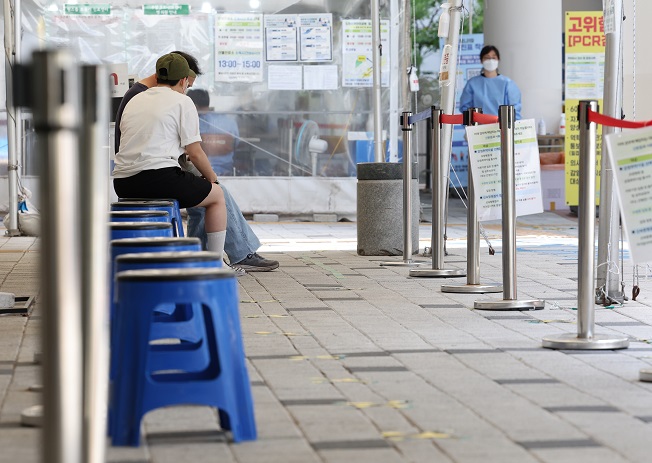 People wait to get tested for COVID-19 at a testing center in western Seoul on Sept. 15, 2022. (Yonhap)