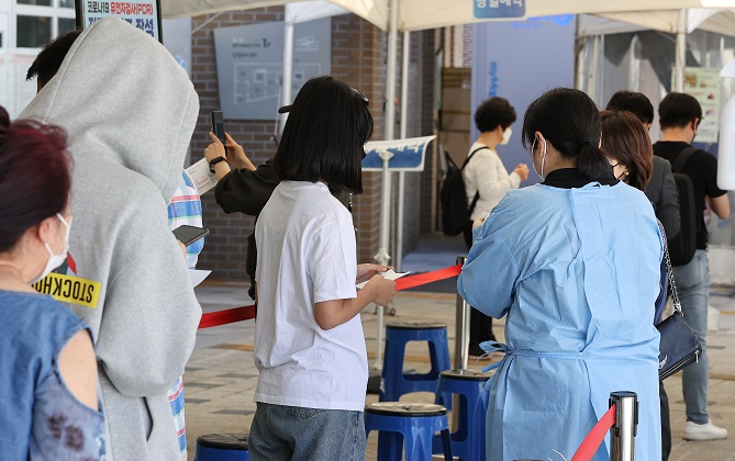 People wait to get tested for COVID-19 at a testing center in Seoul on Sept. 20, 2022. (Yonhap)