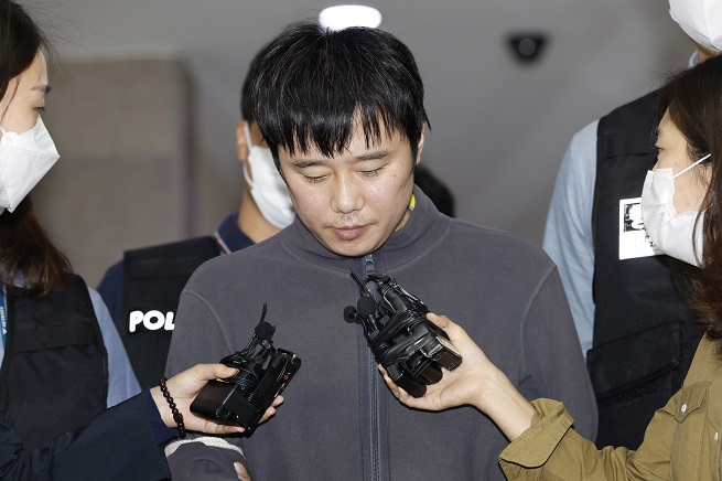Jeon Joo-hwan, the 31-year-old suspect in a subway murder case, speaks to reporters on Sept. 21, 2022, at Seoul Namdaemun Police Station. (Yonhap)
