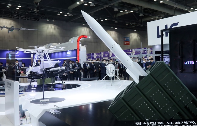 Visitors look around Korean weapons systems at the Defense Expo Korea 2022 at the KINTEX exhibition hall in Goyang, northwest of Seoul, on Sept. 21, 2022. Some 350 domestic and foreign businesses from 40 nations participated in the five-day biennial exhibition. (Yonhap)