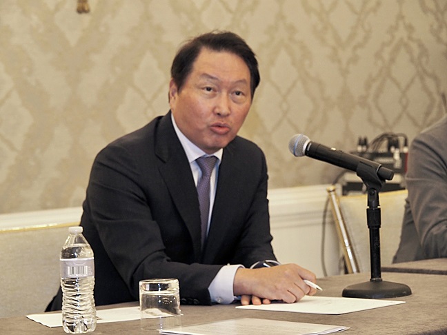 This pool photo shows SK Group Chairman Chey Tae-won speaking during a press conference with South Korean correspondents in Washington D.C. on Sept. 22, 2022. (Yonhap)