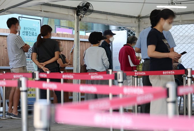 People wait for COVID-19 tests at a testing clinic in Seoul on Sept. 23, 2022. (Yonhap)