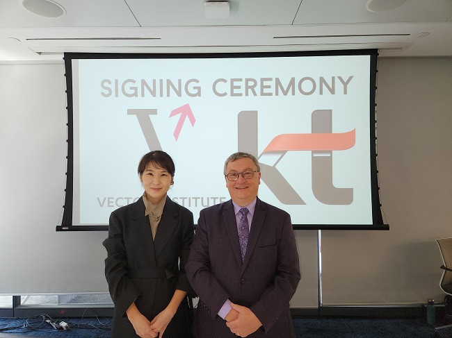 This photo provided by KT Corp. on Sept. 23, 2022, shows Kim Chae-hee (L), KT's head of strategy and planning division, and Garth Gibson, CEO of the Vector Institute, at a partnership agreement signing ceremony held in Toronto a day ago. 