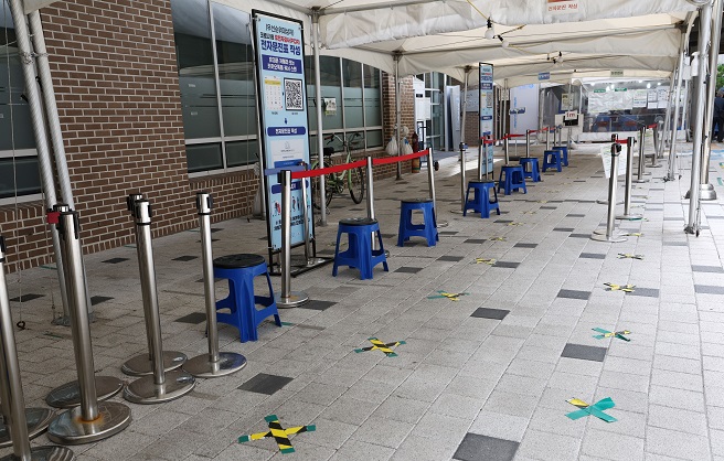 A makeshift COVID-19 testing station in Seoul remains empty on Sept. 28, 2022. (Yonhap)