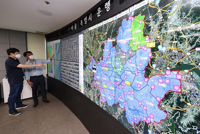 Officials check CCTVs at the traffic control center of the Seoul City Hall on Sept. 28, 2022, when the city government announced steps to further restrict the entry of diesel vehicles into downtown Seoul starting 2025 in order to cut air pollutants. (Yonhap)