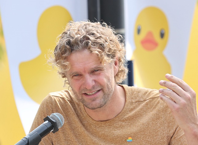 Dutch artist Florentijn Hofman speaks to reporters in front of Seokchon Lake in Seoul's Songpa Ward on Sept. 29, 2022, during a press conference to showcase the 18-meter-high Rubber Duck, a giant floating sculpture designed by Hofman. (Yonhap)