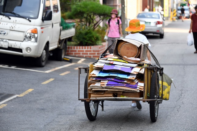 An old man pushing a trolley loaded with cardboard for recycling, a common scene in South Korea, where a rising number of elderly people live in poverty. (Yonhap)