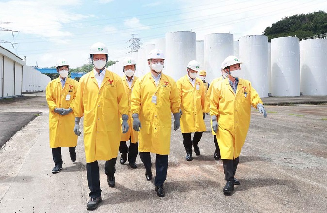 Second Vice Industry Minister Park Il-jun (C) visits a dry cask storage facility for high-level nuclear waste at Wolsung nuclear reactor in Gyeongju, North Gyeongsang Province, on Aug. 1, 2022, in this photo provided by his office. 