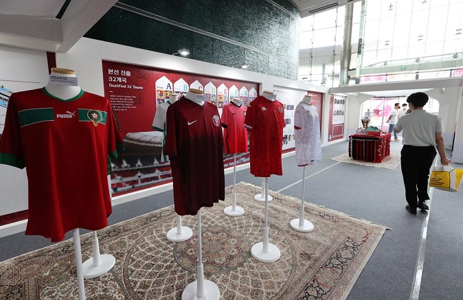 A visitor looks at displays at the Qatar World Cup Pavilion at the 15th Arab Culture Festival at COEX in Seoul on Sept. 16, 2022. (Yonhap)