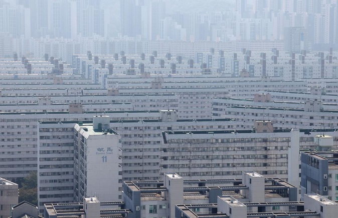 This photo taken on Oct. 20, 2022, shows an apartment complex in southern Seoul. (Yonhap)