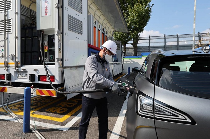 This photo shows Hyundai Motor Co.'s moving hydrogen charging station in Seoul on Oct. 28, 2022. (Yonhap)