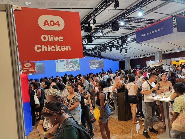 People visit the K-Food Fair organized by the Korea Agro-Fisheries and Food Trade Corp. in Paris, in this file photo taken July 9, 2022. (Yonhap)