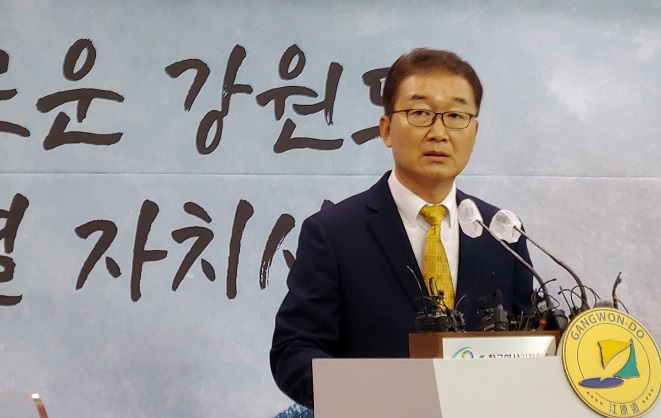 Chung Kwang-yeol, deputy governor of Gangwon Province, announces a decision to advance the repayment of the Legoland Korea developer's debt in a news conference in Chuncheon, east of Seoul, on Oct. 27, 2022. (Yonhap)