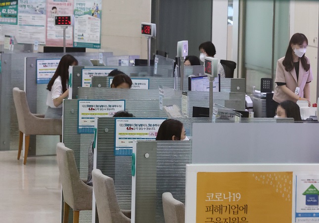 Customers visit a bank branch in Seoul on Aug. 30, 2021. (Yonhap)