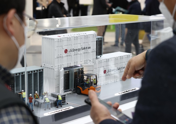 Visitors take a look at a model mobile energy storage system (ESS) on display by LG Energy Solution Ltd. at a battery exhibition in southern Seoul on March 17, 2022. (Yonhap)