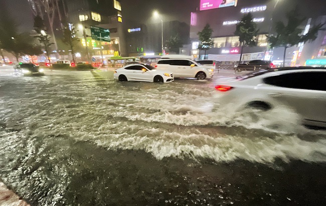 This Aug. 8, 2022, file photo shows a road in southern Seoul flooded due to heavy rain. (Yonhap)