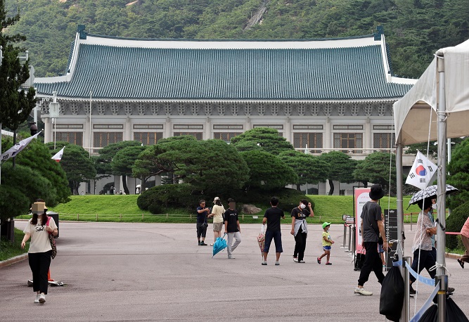 This file photo from Aug. 17, 2022, shows visitors to the former presidential compound Cheong Wa Dae in Seoul. (Yonhap)