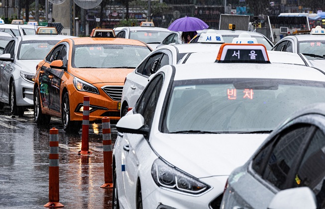 In this file photo, taxis are lined up in front of Seoul Station in central Seoul on Sept. 5, 2022. (Yonhap)
