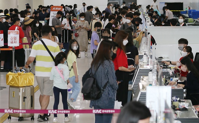 This undated file photo shows Jeju international Airport crowded with travelers. (Yonhap)