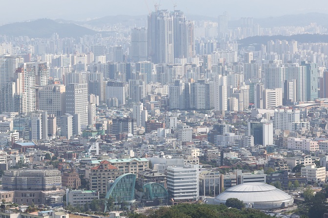 This file photo from Sept. 23, 2022, shows downtown Seoul seen from Mount Nam filled with apartment complexes and buildings. (Yonhap)