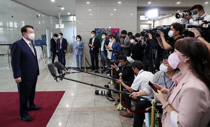 President Yoon Suk-yeol answers reporters' questions as he arrives for work at the presidential office in Seoul on Sept. 29, 2022, amid a controversy over MBC TV's reports on his hot-mic remarks made during a trip to New York the previous week. The ruling bloc berated the reports as "maliciously manipulated." (Pool photo) (Yonhap)