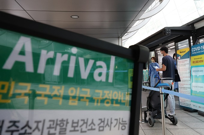 This photo taken Sept. 30, 2022, shows a coronavirus testing station for inbound travelers at Incheon International Airport, west of Seoul, on Sept. 30, 2022. (Yonhap)