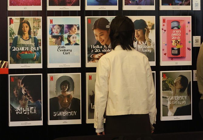 A visitor looks at posters of new drama series at Netflix's pop-up store in Busan on Oct. 6, 2022, where the Busan International Film Festival is being held. (Yonhap)