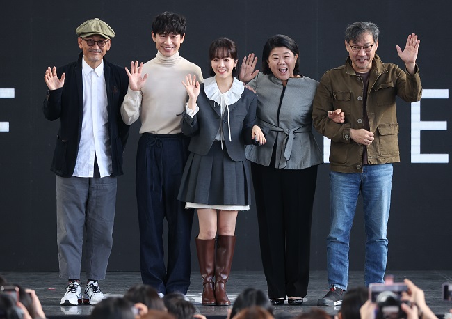 Director Lee Joon-ik (1st from L), and the main cast members of Tving's new drama series "Beyond the Memory" (from L: Shin Ha-kyun, Han Ji-min, Lee Jung-eun and Jeong Jin-yeong) greet fans at an outdoor theater of the Busan Cinema Center on Oct. 7, 2022. (Yonhap)