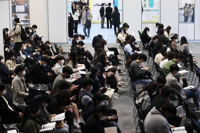 Jobseekers participate in a session at a job fair in Seoul on Oct. 11, 2022. (Yonhap)
