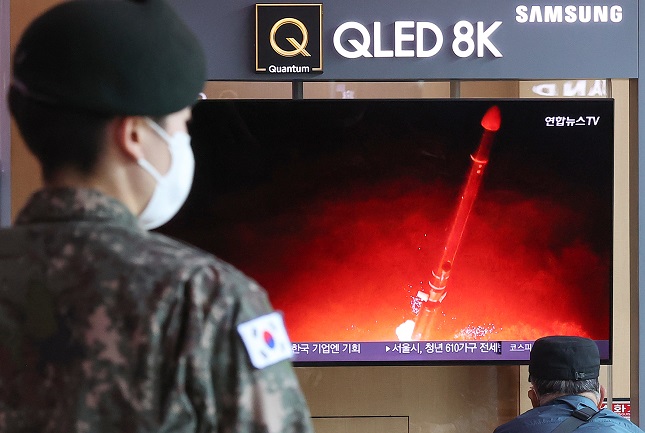 This photo, taken Oct. 13, 2022, shows a news report on North Korea's firing of two long-range cruise missiles the previous day being aired on a television at Seoul Station in central Seoul. (Yonhap)