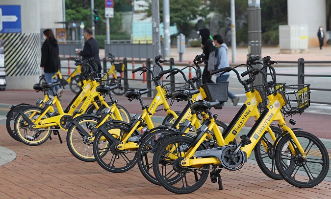 This photo taken Oct. 16, 2022, shows bicycles of Kakao T Bikes, a bike-sharing service, in Incheon, 27 kilometers west of Seoul, amid a massive disruption of Kakao Corp.'s services stemming from a fire at a data center the previous day. (Yonhap)