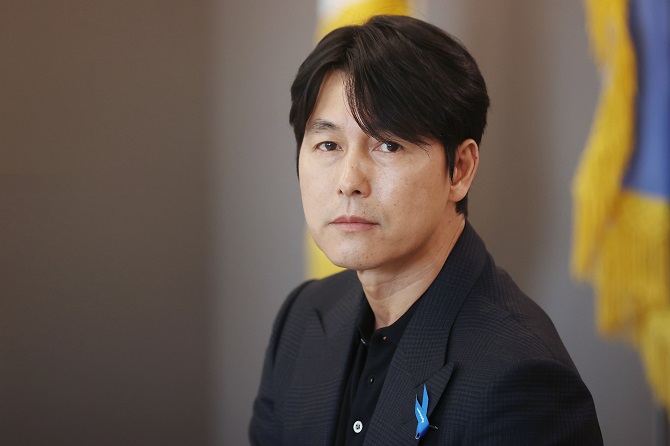 South Korean actor Jung Woo-sung, a goodwill ambassador for the United Nations High Commissioner for Refugees (UNHCR) Korea, is interviewed by a group of reporters at the South Korea representative office of the U.N. refugee agency in Seoul on Oct. 19, 2022. (Yonhap)