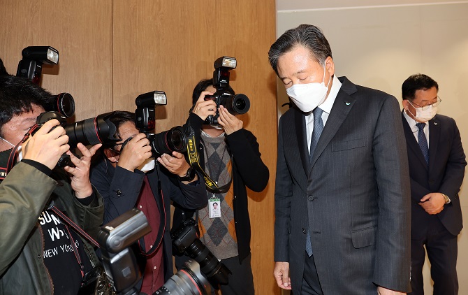 SPC Group Chairman Heo Young-in leaves a room after a news conference at the group's headquarters in southern Seoul on Oct. 21, 2022. (Yonhap)