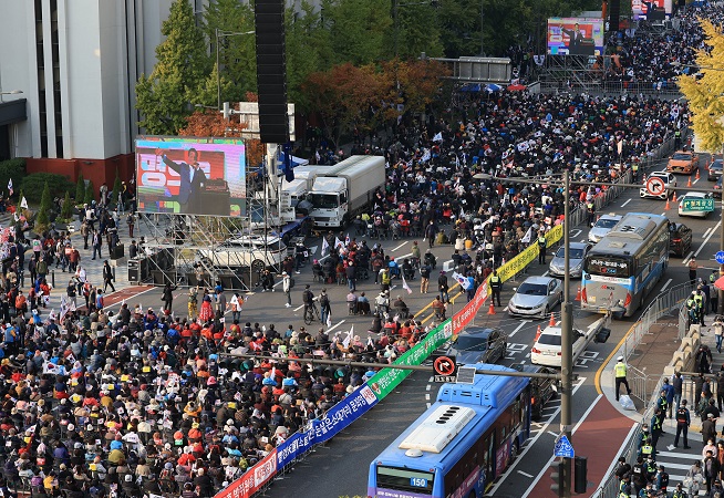 This photo, taken Oct. 22, 2022, shows traffic disruptions near the City Hall subway station in downtown Seoul due to large-scale political rallies. (Yonhap)