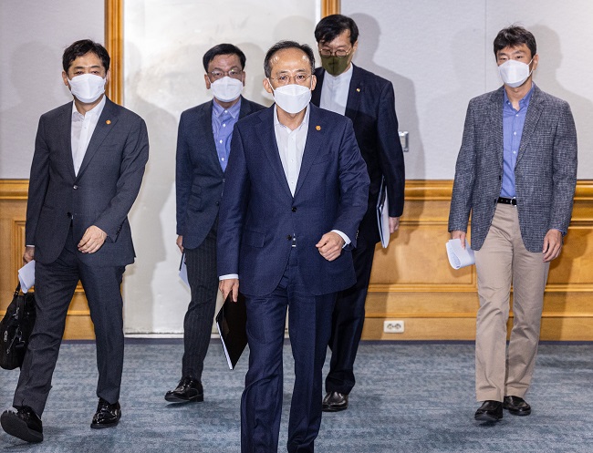 Finance Minister Choo Kyung-ho enters the venue of an emergency meeting with the country's central bank chief and top financial regulators in Seoul on Oct. 23, 2022. (Yonhap)